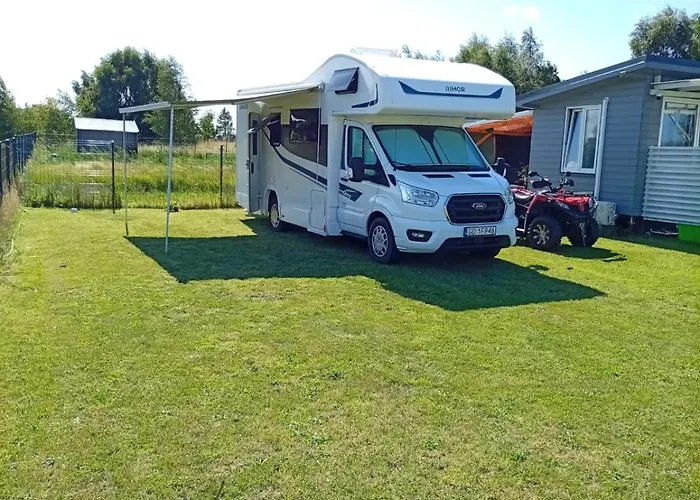 Camping Ogrodzone Miejsce Na Kamper, Przyczepe Kempingowa, Postoj Wohnwagen Rewal